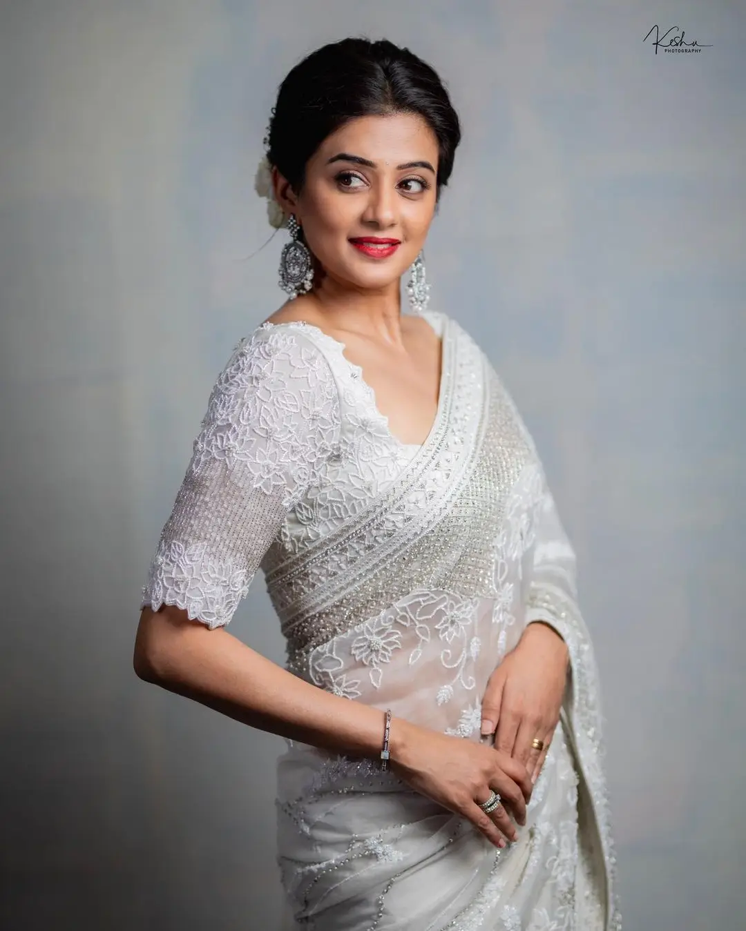 Priyamani In South Indian Traditional White Saree Blouse